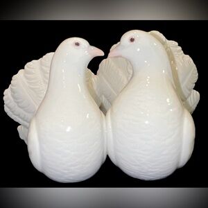 COUPLE OF DOVES
Lladro 1169 Designer Antonio Ballester Year Designed 1971
